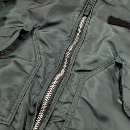 【現状渡し品】【メンズ】 ALPHA INDUSTRIES アルファインダストリーズ × SARCASTIC サキャスティック MA-1 FLIGHT JACKET SB0-1195-99 フライトジャケット USA製 アウター 145-251117-as-06-izu サイズ：L カラー：グリーン 万代Net店
