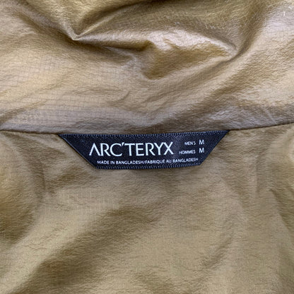 【中古品】【メンズ】 ARC'TERYX アークテリクス 14644 ATOM LT HOODY アトム エルティ― フーディー トップス 長袖 144-251125-cs-15-izu サイズ：M カラー：カーキ 万代Net店