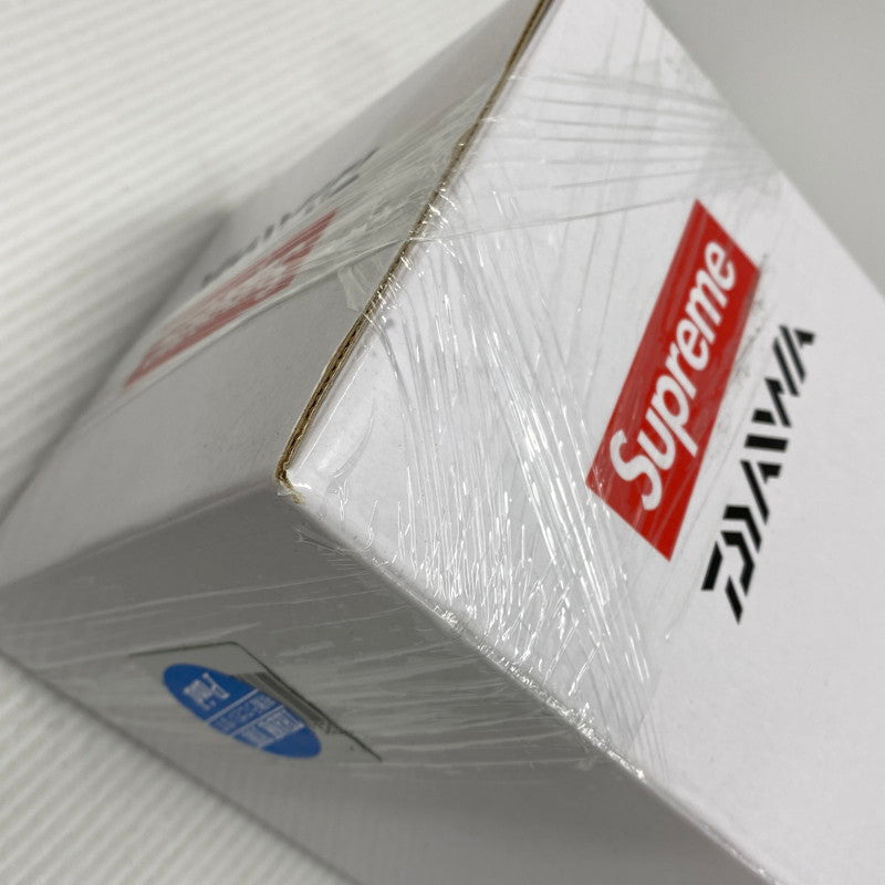 【中古美品】Supreme シュプリーム ×DAIWA ダイワ 23SS DV1 FISHING ROD AND REEL フィッシング ロッド ＆ リール 釣り具 208-251201-ya-01-izu カラー：WHITE 万代Net店