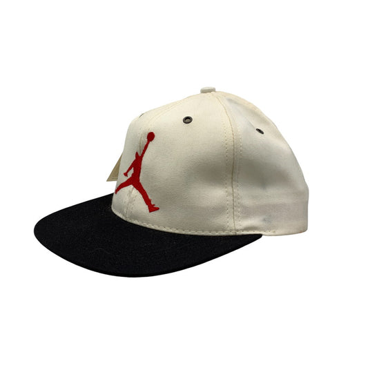 【中古品】【メンズ/レディース】 NIKE ナイキ 560982 USA製 90S G-DRAGON着用 JORDAN SNAPBACK CAP ジョーダン スナップバック キャップ 帽子 185-251204-cs-12-izu サイズ：ONESIZE カラー：アイボリー×ブラック 万代Net店