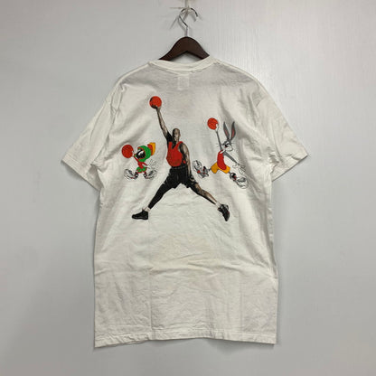 【中古品】【メンズ】 NIKE ナイキ 660857 USA製 銀タグ c1993 両シングル 90S AEROSPACE JORDAN LOONEY TUNES PRINT T-SHIRT エアロスペース ジョーダン ルーニー テューンズ プリント Tシャツ トップス 半袖 146-251205-ya-08-izu サイズ：L カラー：WHITE 万代Net店