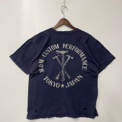 【中古品】【メンズ】 M&M CUSTOM PERFORMANCE エムアンドエム カスタム パフォーマンス 初期タグ HAMMER LOGO ハンマーロゴ S/S TEE ショートスリーブ Tシャツ トップス 半袖 142-251211-ya-13-izu サイズ：M カラー：ネイビー 万代Net店