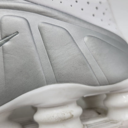 【現状渡し品】【メンズ】 NIKE ナイキ SHOX R4 HQ1988-101 ショックス R4 スニーカー シューズ 靴 160-251207-as-23-izu サイズ：28cm カラー：WHITE/METALLIC SILVER-WHITE 万代Net店