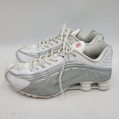 【現状渡し品】【メンズ】 NIKE ナイキ SHOX R4 HQ1988-101 ショックス R4 スニーカー シューズ 靴 160-251207-as-23-izu サイズ：28cm カラー：WHITE/METALLIC SILVER-WHITE 万代Net店