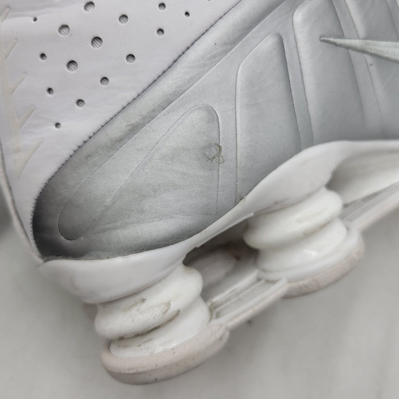 【現状渡し品】【メンズ】 NIKE ナイキ SHOX R4 HQ1988-101 ショックス R4 スニーカー シューズ 靴 160-251207-as-23-izu サイズ：28cm カラー：WHITE/METALLIC SILVER-WHITE 万代Net店