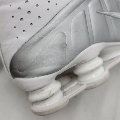 【現状渡し品】【メンズ】 NIKE ナイキ SHOX R4 HQ1988-101 ショックス R4 スニーカー シューズ 靴 160-251207-as-23-izu サイズ：28cm カラー：WHITE/METALLIC SILVER-WHITE 万代Net店
