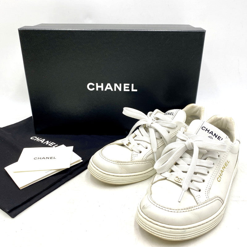 【中古品】【レディース】 CHANEL シャネル EMBOSS LOGO LEATHER SNEAKERS LOW G45085 B13311 NP502 エンボス ロゴ レザー スニーカー ココマーク シューズ 靴 183-251208-as-17-izu サイズ：36 カラー：ホワイト 万代Net店
