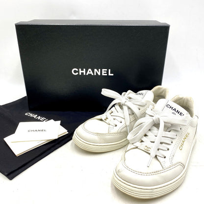 【中古品】【レディース】 CHANEL シャネル EMBOSS LOGO LEATHER SNEAKERS LOW G45085 B13311 NP502 エンボス ロゴ レザー スニーカー ココマーク シューズ 靴 183-251208-as-17-izu サイズ：36 カラー：ホワイト 万代Net店
