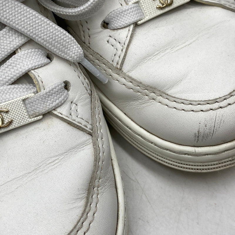 【中古品】【レディース】 CHANEL シャネル EMBOSS LOGO LEATHER SNEAKERS LOW G45085 B13311 NP502 エンボス ロゴ レザー スニーカー ココマーク シューズ 靴 183-251208-as-17-izu サイズ：36 カラー：ホワイト 万代Net店