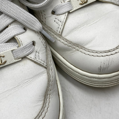 【中古品】【レディース】 CHANEL シャネル EMBOSS LOGO LEATHER SNEAKERS LOW G45085 B13311 NP502 エンボス ロゴ レザー スニーカー ココマーク シューズ 靴 183-251208-as-17-izu サイズ：36 カラー：ホワイト 万代Net店