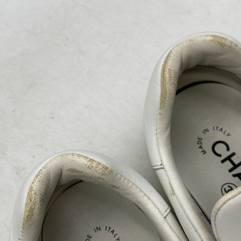 【中古品】【レディース】 CHANEL シャネル EMBOSS LOGO LEATHER SNEAKERS LOW G45085 B13311 NP502 エンボス ロゴ レザー スニーカー ココマーク シューズ 靴 183-251208-as-17-izu サイズ：36 カラー：ホワイト 万代Net店