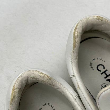 【中古品】【レディース】 CHANEL シャネル EMBOSS LOGO LEATHER SNEAKERS LOW G45085 B13311 NP502 エンボス ロゴ レザー スニーカー ココマーク シューズ 靴 183-251208-as-17-izu サイズ：36 カラー：ホワイト 万代Net店