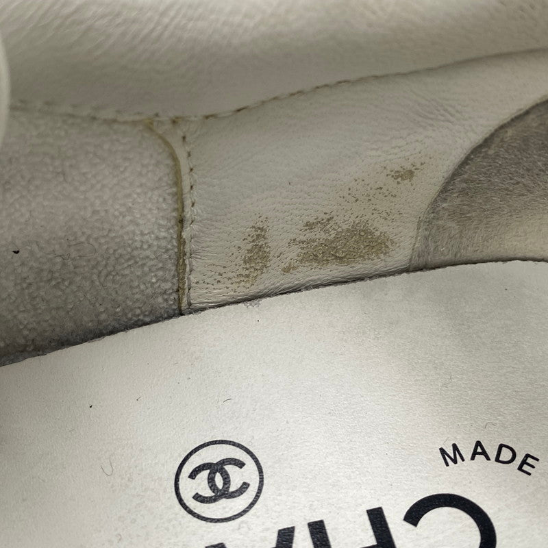 【中古品】【レディース】 CHANEL シャネル EMBOSS LOGO LEATHER SNEAKERS LOW G45085 B13311 NP502 エンボス ロゴ レザー スニーカー ココマーク シューズ 靴 183-251208-as-17-izu サイズ：36 カラー：ホワイト 万代Net店