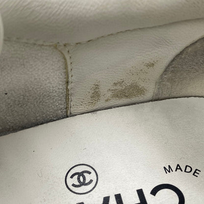 【中古品】【レディース】 CHANEL シャネル EMBOSS LOGO LEATHER SNEAKERS LOW G45085 B13311 NP502 エンボス ロゴ レザー スニーカー ココマーク シューズ 靴 183-251208-as-17-izu サイズ：36 カラー：ホワイト 万代Net店