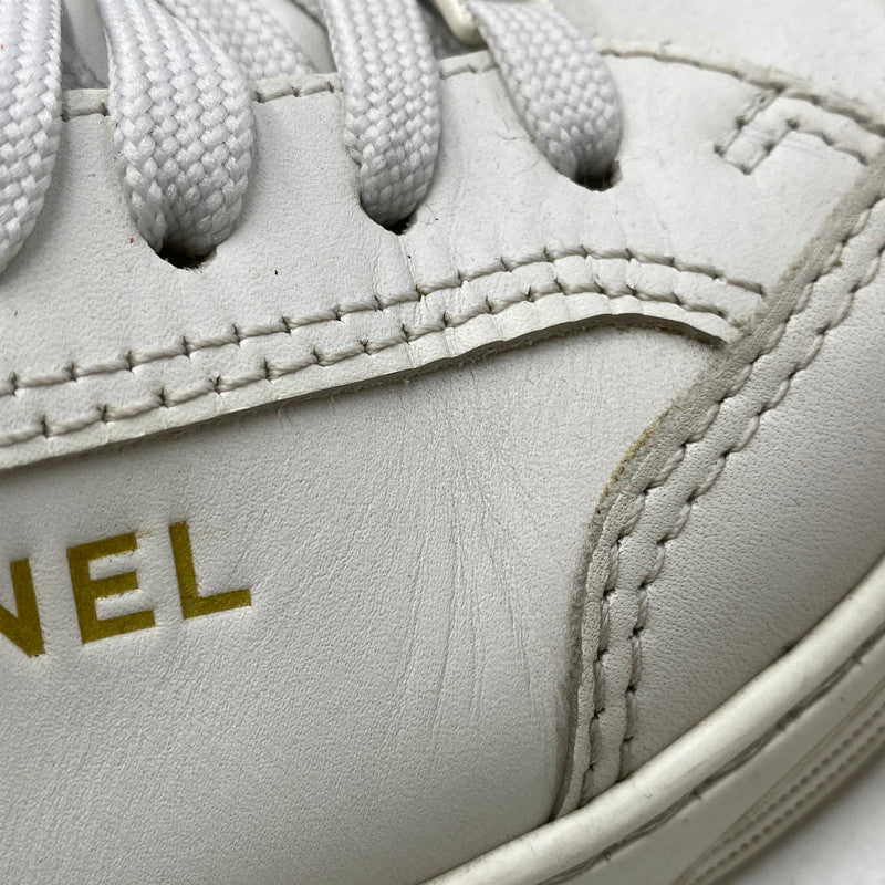 【中古品】【レディース】 CHANEL シャネル EMBOSS LOGO LEATHER SNEAKERS LOW G45085 B13311 NP502 エンボス ロゴ レザー スニーカー ココマーク シューズ 靴 183-251208-as-17-izu サイズ：36 カラー：ホワイト 万代Net店