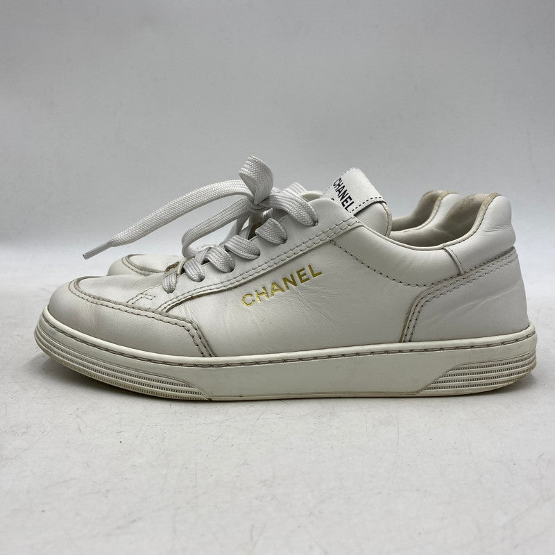 【中古品】【レディース】 CHANEL シャネル EMBOSS LOGO LEATHER SNEAKERS LOW G45085 B13311 NP502 エンボス ロゴ レザー スニーカー ココマーク シューズ 靴 183-251208-as-17-izu サイズ：36 カラー：ホワイト 万代Net店