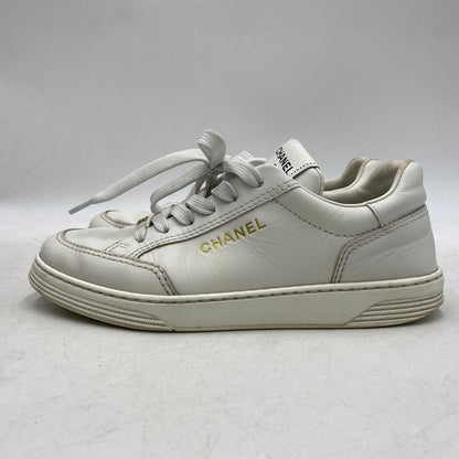 【中古品】【レディース】 CHANEL シャネル EMBOSS LOGO LEATHER SNEAKERS LOW G45085 B13311 NP502 エンボス ロゴ レザー スニーカー ココマーク シューズ 靴 183-251208-as-17-izu サイズ：36 カラー：ホワイト 万代Net店