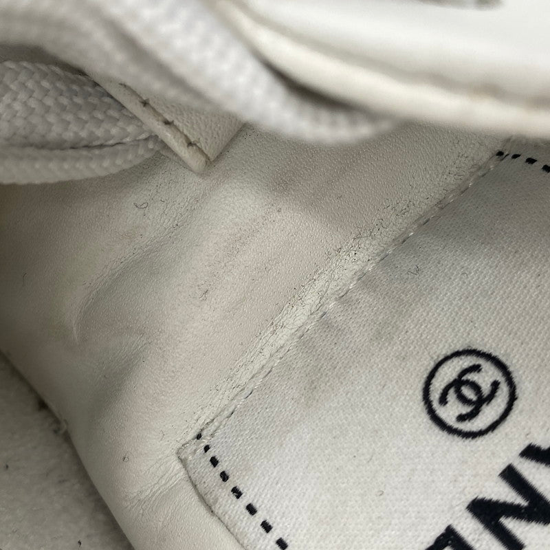 【中古品】【レディース】 CHANEL シャネル EMBOSS LOGO LEATHER SNEAKERS LOW G45085 B13311 NP502 エンボス ロゴ レザー スニーカー ココマーク シューズ 靴 183-251208-as-17-izu サイズ：36 カラー：ホワイト 万代Net店
