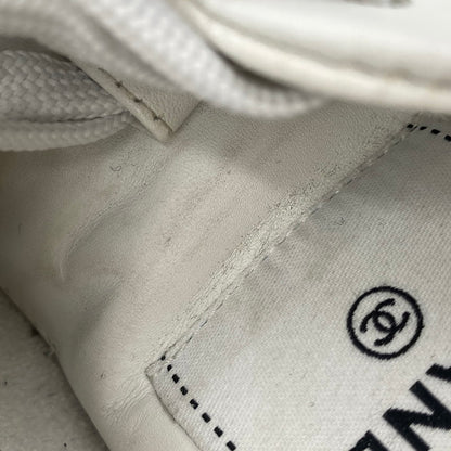 【中古品】【レディース】 CHANEL シャネル EMBOSS LOGO LEATHER SNEAKERS LOW G45085 B13311 NP502 エンボス ロゴ レザー スニーカー ココマーク シューズ 靴 183-251208-as-17-izu サイズ：36 カラー：ホワイト 万代Net店