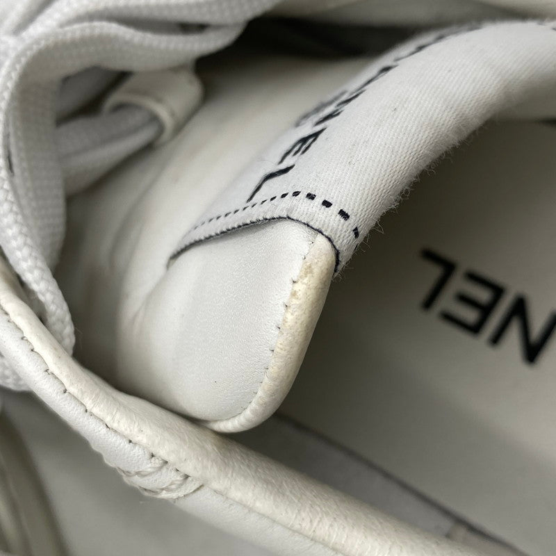 【中古品】【レディース】 CHANEL シャネル EMBOSS LOGO LEATHER SNEAKERS LOW G45085 B13311 NP502 エンボス ロゴ レザー スニーカー ココマーク シューズ 靴 183-251208-as-17-izu サイズ：36 カラー：ホワイト 万代Net店