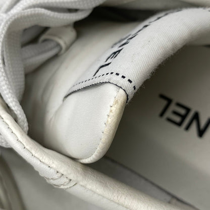 【中古品】【レディース】 CHANEL シャネル EMBOSS LOGO LEATHER SNEAKERS LOW G45085 B13311 NP502 エンボス ロゴ レザー スニーカー ココマーク シューズ 靴 183-251208-as-17-izu サイズ：36 カラー：ホワイト 万代Net店