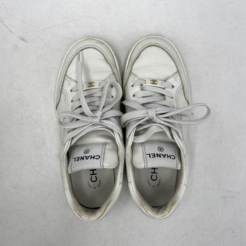 【中古品】【レディース】 CHANEL シャネル EMBOSS LOGO LEATHER SNEAKERS LOW G45085 B13311 NP502 エンボス ロゴ レザー スニーカー ココマーク シューズ 靴 183-251208-as-17-izu サイズ：36 カラー：ホワイト 万代Net店