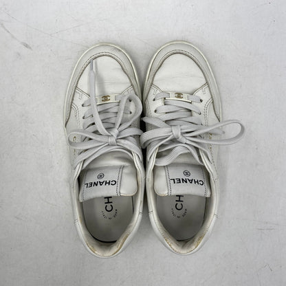 【中古品】【レディース】 CHANEL シャネル EMBOSS LOGO LEATHER SNEAKERS LOW G45085 B13311 NP502 エンボス ロゴ レザー スニーカー ココマーク シューズ 靴 183-251208-as-17-izu サイズ：36 カラー：ホワイト 万代Net店