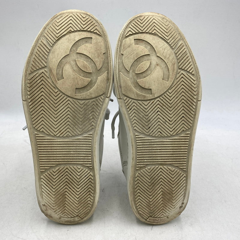 【中古品】【レディース】 CHANEL シャネル EMBOSS LOGO LEATHER SNEAKERS LOW G45085 B13311 NP502 エンボス ロゴ レザー スニーカー ココマーク シューズ 靴 183-251208-as-17-izu サイズ：36 カラー：ホワイト 万代Net店