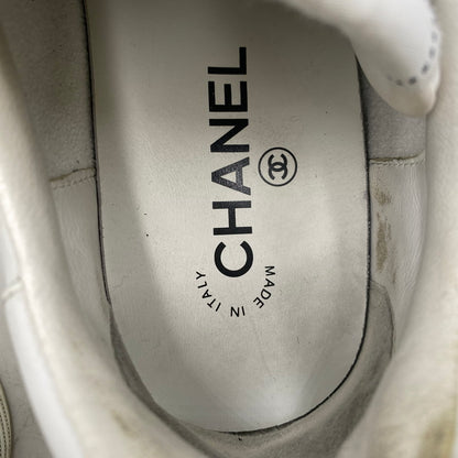 【中古品】【レディース】 CHANEL シャネル EMBOSS LOGO LEATHER SNEAKERS LOW G45085 B13311 NP502 エンボス ロゴ レザー スニーカー ココマーク シューズ 靴 183-251208-as-17-izu サイズ：36 カラー：ホワイト 万代Net店