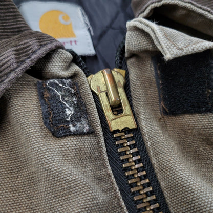 【現状渡し品】【メンズ】 Carhartt カーハート QUILTING LINER TRADITIONAL JACKET キルティング ライナー トラディショナル ジャケット アウター 146-251209-as-07-izu カラー：ブラウン系 万代Net店