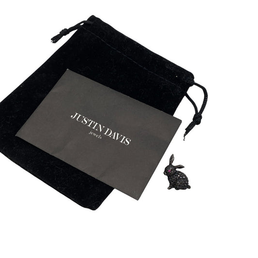 【中古品】【メンズ/レディース】 Justin Davis ジャスティンデイビス LUCKY B PENDANT TOP ラッキー ラビット ルビー ペンダントトップ SPJ180 ネックレス アクセサリー 192-251212-yn-06-izu カラー：ブラックフィニッシュBLACK 万代Net店