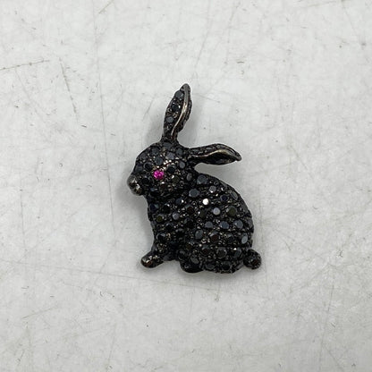 【中古品】【メンズ/レディース】 Justin Davis ジャスティンデイビス LUCKY B PENDANT TOP ラッキー ラビット ルビー ペンダントトップ SPJ180 ネックレス アクセサリー 192-251212-yn-06-izu カラー：ブラックフィニッシュBLACK 万代Net店