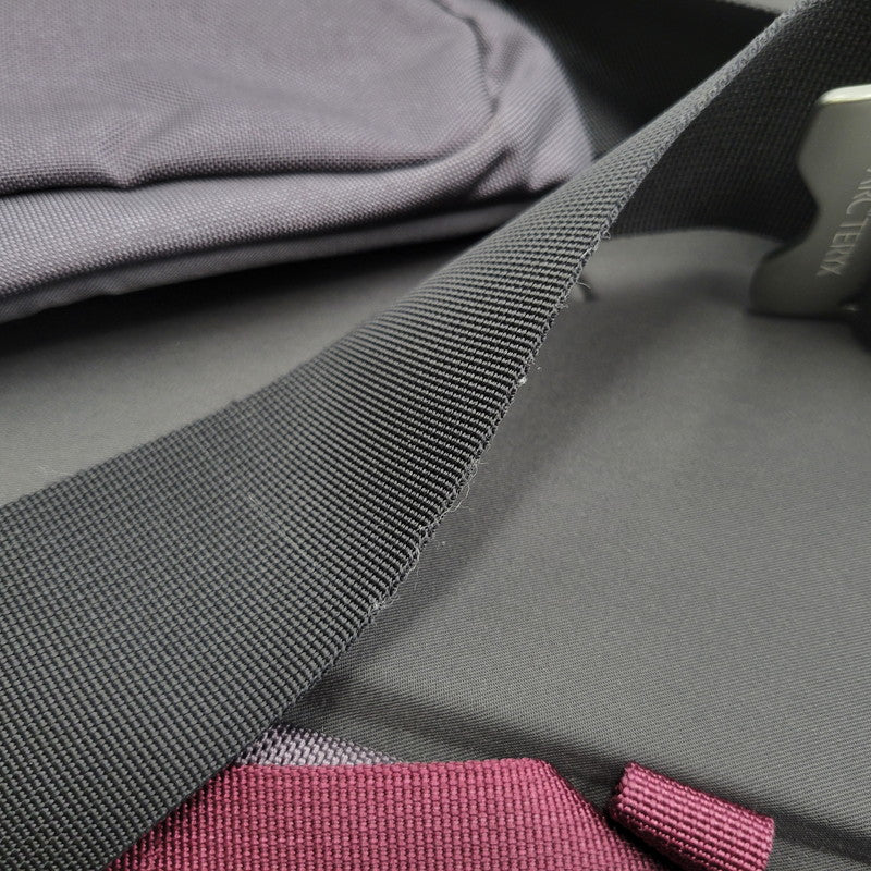 【中古品】【メンズ/レディース】 ARC'TERYX アークテリクス 09T-1018106 6430 MISTRAL ミストラル 16 MESSENGER BAG メッセンジャー バッグ カバン 鞄 188-251215-ya-17-izu カラー：チャコール 万代Net店