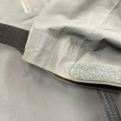 【現状渡し品】【メンズ】 ARC'TERYX アークテリクス 6290 カナダ製 ALPHA LT JACKET アルファ ジャケット アウター 長袖 144-251214-hk-03-izu サイズ：S カラー：グレー 万代Net店