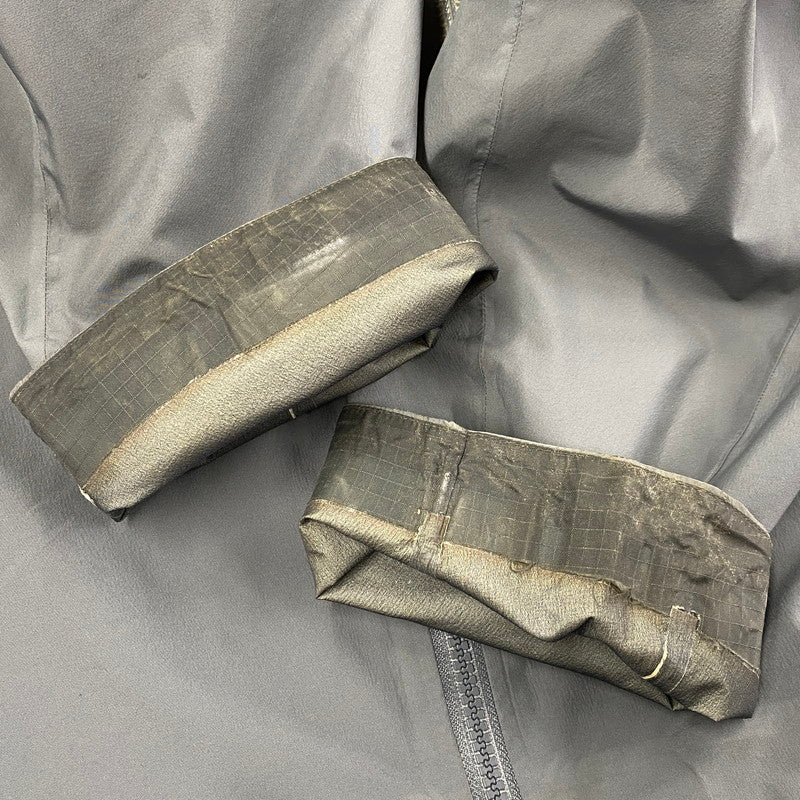 【現状渡し品】【メンズ】 ARC'TERYX アークテリクス 6290 カナダ製 ALPHA LT JACKET アルファ ジャケット アウター 長袖 144-251214-hk-03-izu サイズ：S カラー：グレー 万代Net店