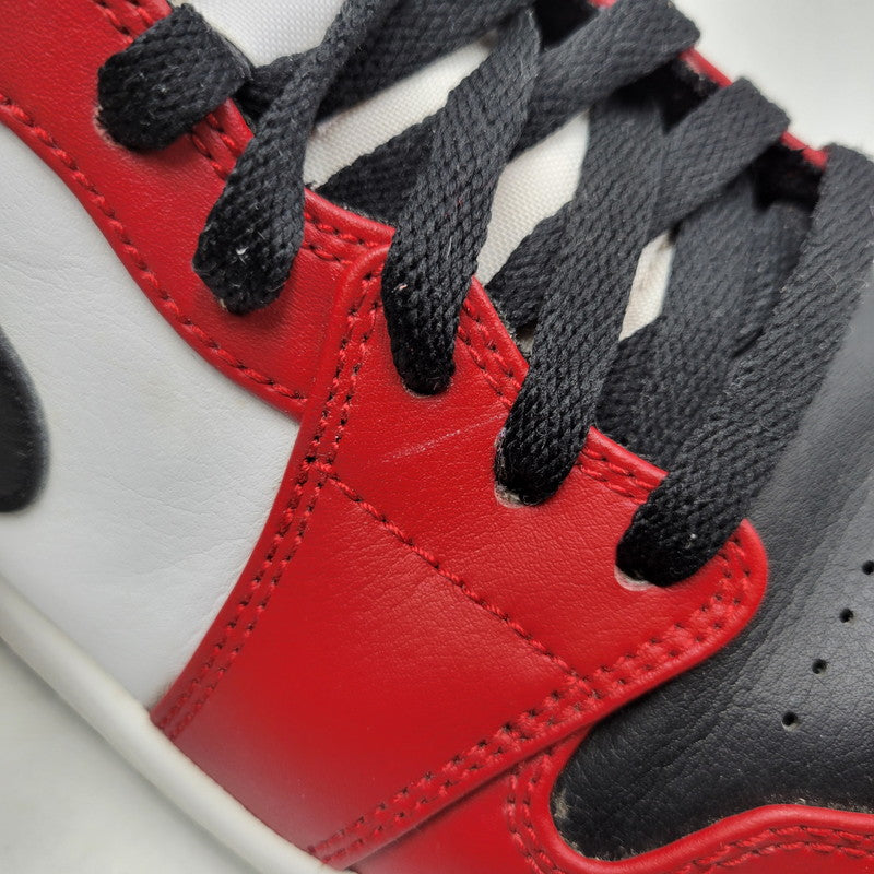 【中古品】【メンズ/レディース】 NIKE ナイキ 554724-069 AIR JORDAN 1 MID エア ジョーダン 1ミッド スニーカー シューズ 靴 160-251220-cs-08-izu サイズ：26cm カラー：BLACK/BLACK-GYM RED 万代Net店