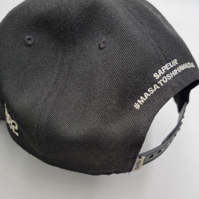 【中古品】【メンズ/レディース】 SAPEUR×MASATOSHI HAMADA サプール×マサトシ ハマダ HS-LOGO SNAPBACK CAP HSロゴ スナップバック キャップ 帽子 185-251220-cs-10-izu サイズ：L/XL カラー：ブラック 万代Net店