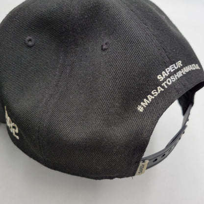 【中古品】【メンズ/レディース】 SAPEUR×MASATOSHI HAMADA サプール×マサトシ ハマダ HS-LOGO SNAPBACK CAP HSロゴ スナップバック キャップ 帽子 185-251220-cs-10-izu サイズ：L/XL カラー：ブラック 万代Net店