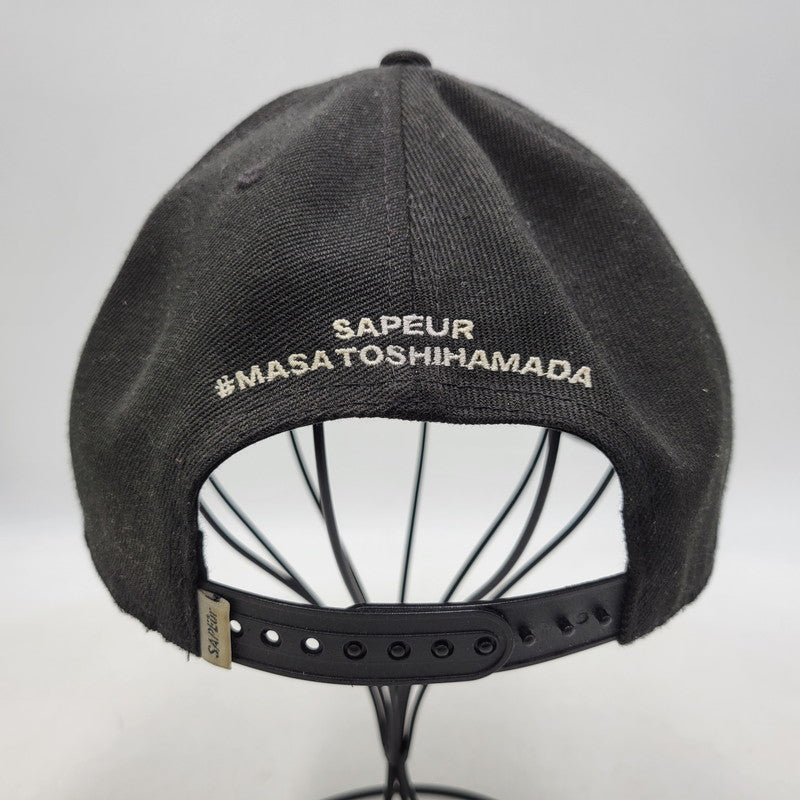 【中古品】【メンズ/レディース】 SAPEUR×MASATOSHI HAMADA サプール×マサトシ ハマダ HS-LOGO SNAPBACK CAP HSロゴ スナップバック キャップ 帽子 185-251220-cs-10-izu サイズ：L/XL カラー：ブラック 万代Net店