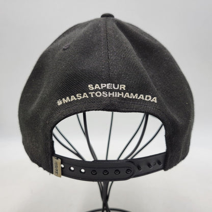 【中古品】【メンズ/レディース】 SAPEUR×MASATOSHI HAMADA サプール×マサトシ ハマダ HS-LOGO SNAPBACK CAP HSロゴ スナップバック キャップ 帽子 185-251220-cs-10-izu サイズ：L/XL カラー：ブラック 万代Net店