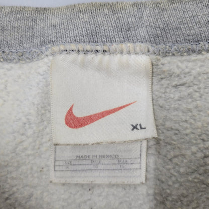 【中古品】【メンズ】 ONE POINT LOGO SWEATSHIRT ワンポイント ロゴ スウェットシャツ トレーナー 長袖 トップス 146-251227-as-14-izu サイズ：XL カラー：グレー 万代Net店