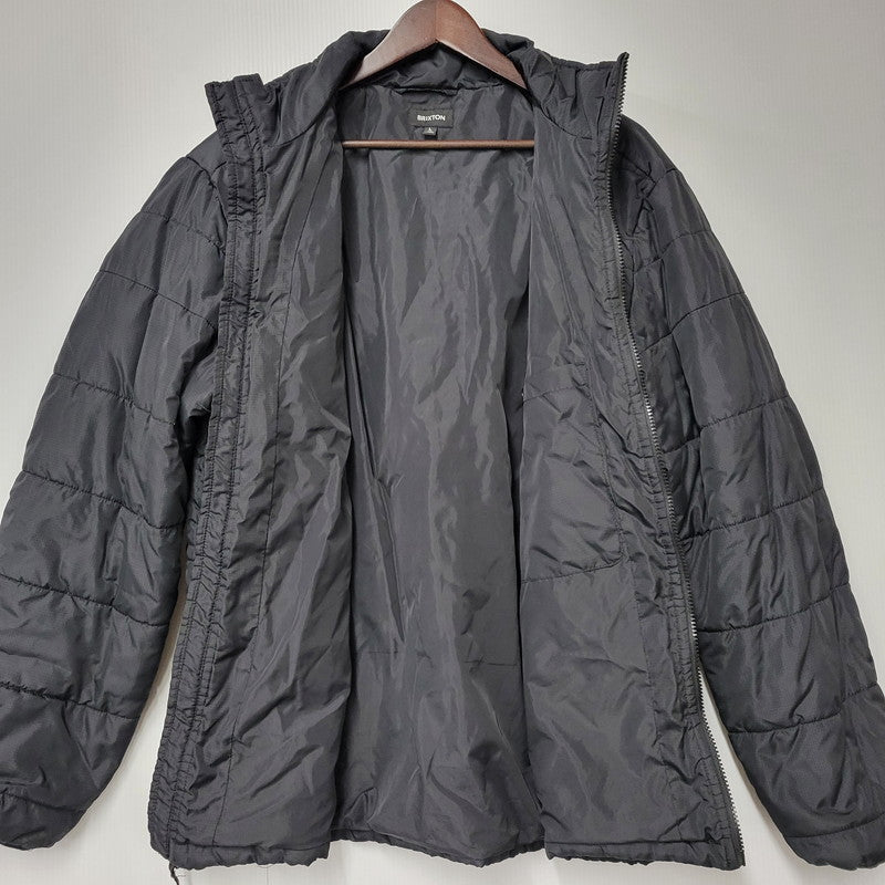 【中古品】【メンズ】 BRIXTON ブリクストン CASS PUFFER JACKET キャス パファー ジャケット アウター 142-251216-cs-11-izu サイズ：L カラー：ブラック 万代Net店