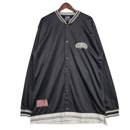 【中古品】【メンズ】 NBA エヌビーエー SAN ANTONIO SPURS LONG STADIUM JACKET サン アントニオ スパーズ ロング スタジアム ジャケット アウター 146-260203-cs-14-izu サイズ：XXXL カラー：ブラック 万代Net店