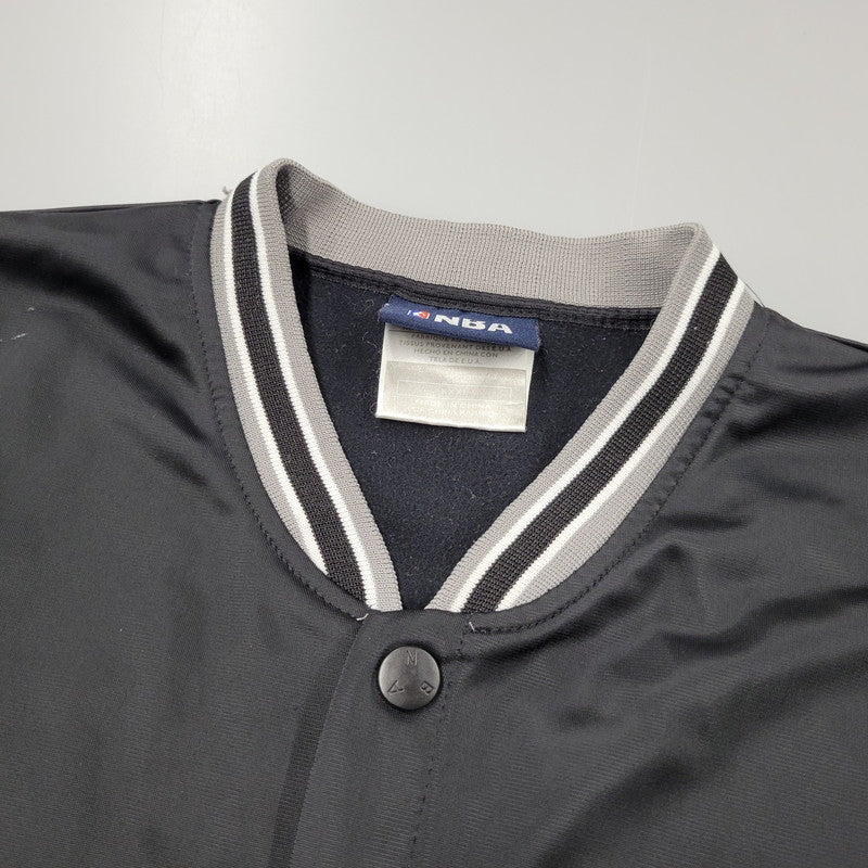 【中古品】【メンズ】 NBA エヌビーエー SAN ANTONIO SPURS LONG STADIUM JACKET サン アントニオ スパーズ ロング スタジアム ジャケット アウター 146-260203-cs-14-izu サイズ：XXXL カラー：ブラック 万代Net店