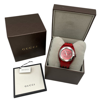 【中古品】【メンズ/レディース】 GUCCI グッチ 137.1 赤文字盤 SYNC QUARTZ シンク クォーツ 時計 腕時計 197-260531-kh-01-izu カラー：レッド 万代Net店