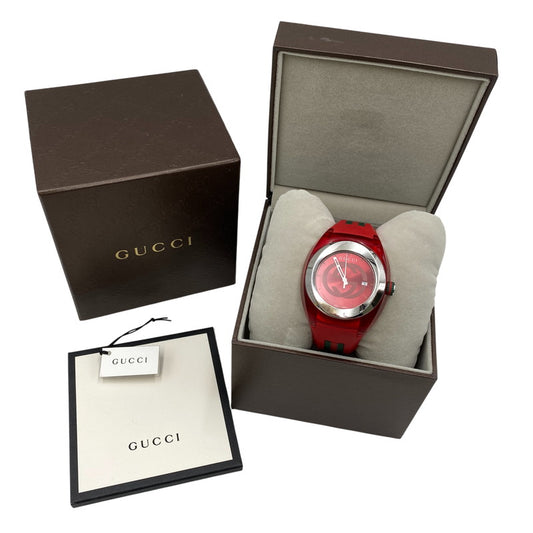 【中古品】【メンズ/レディース】 GUCCI グッチ 137.1 赤文字盤 SYNC QUARTZ シンク クォーツ 時計 腕時計 197-260531-kh-01-izu カラー：レッド 万代Net店