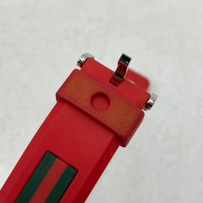 【中古品】【メンズ/レディース】 GUCCI グッチ 137.1 赤文字盤 SYNC QUARTZ シンク クォーツ 時計 腕時計 197-260531-kh-01-izu カラー：レッド 万代Net店