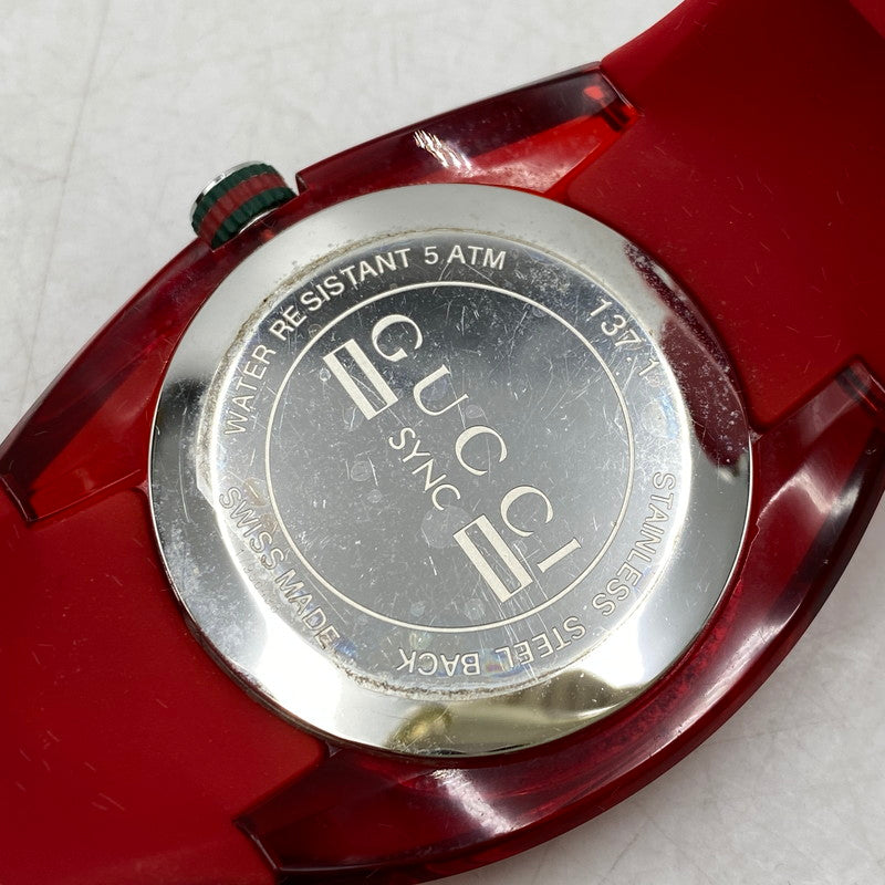 【中古品】【メンズ/レディース】 GUCCI グッチ 137.1 赤文字盤 SYNC QUARTZ シンク クォーツ 時計 腕時計 197-260531-kh-01-izu カラー：レッド 万代Net店