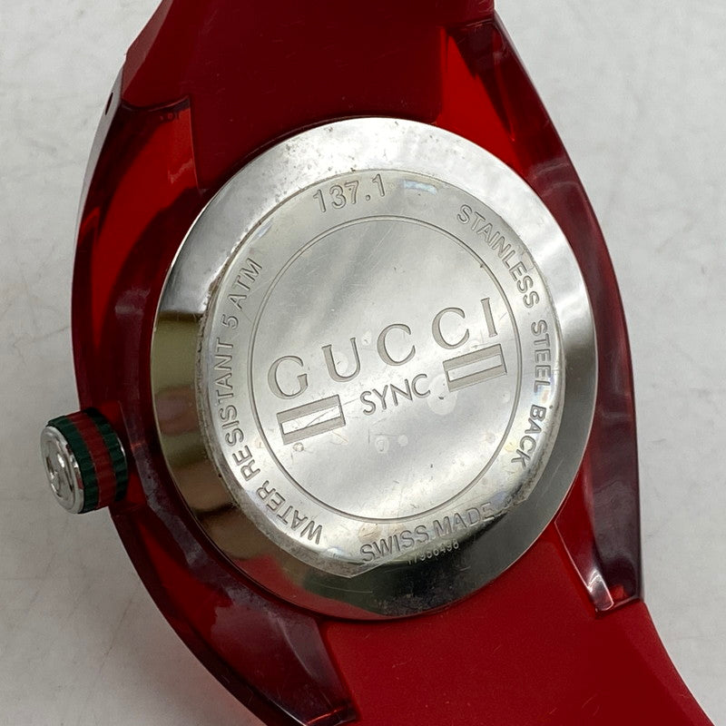 【中古品】【メンズ/レディース】 GUCCI グッチ 137.1 赤文字盤 SYNC QUARTZ シンク クォーツ 時計 腕時計 197-260531-kh-01-izu カラー：レッド 万代Net店