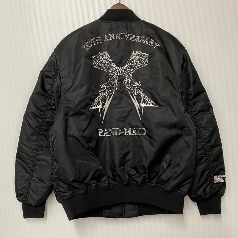 【中古品】【メンズ】 BAND-MAID バンドメイド 10TH ANNIVERSARY BACK刺繍 MA-1 FLIGHT JACKET アニバーサリー フライト ジャケット アウター 147-260115-kh-06-izu サイズ：M カラー：ブラック 万代Net店